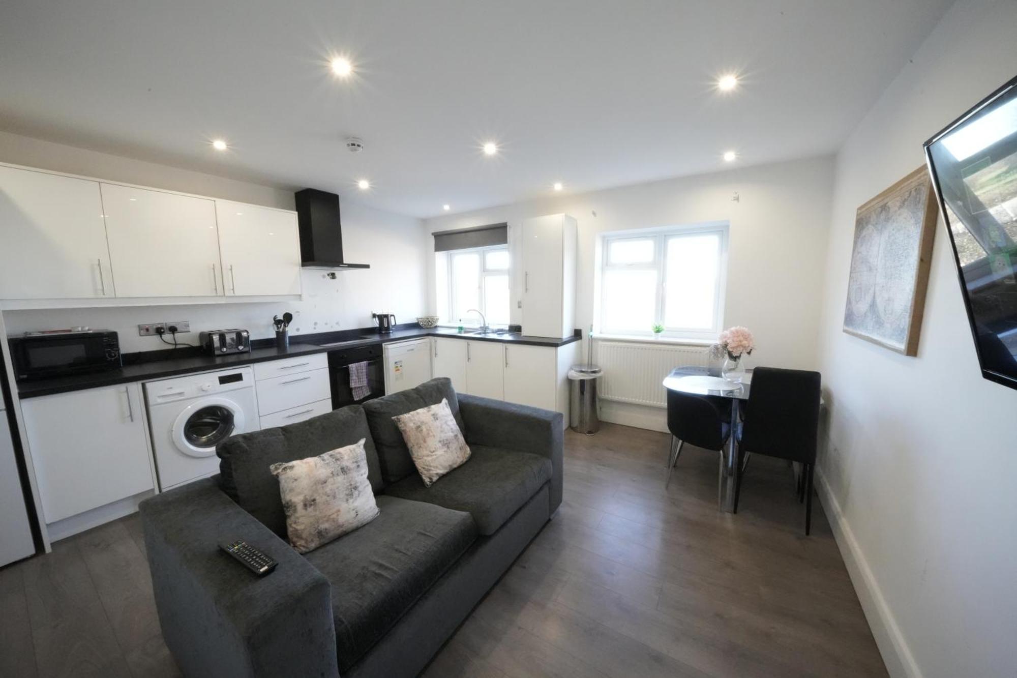 Apartment Hatton Heathrow Airport- Free Parking-free Underground To And From Heathrow Airport Hatton Cross Picture-see Fast Hatton Cross To 30min London