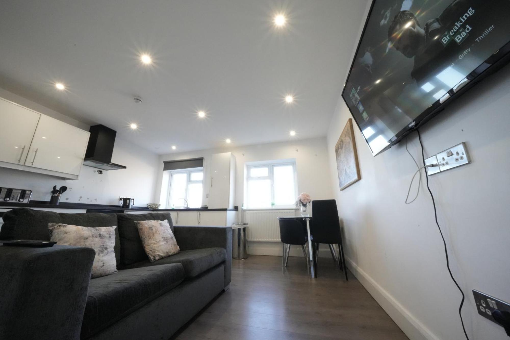 Hatton Heathrow Airport- Free Parking-free Underground To And From Heathrow Airport Hatton Cross Picture-see Fast Hatton Cross To 30min Apartment