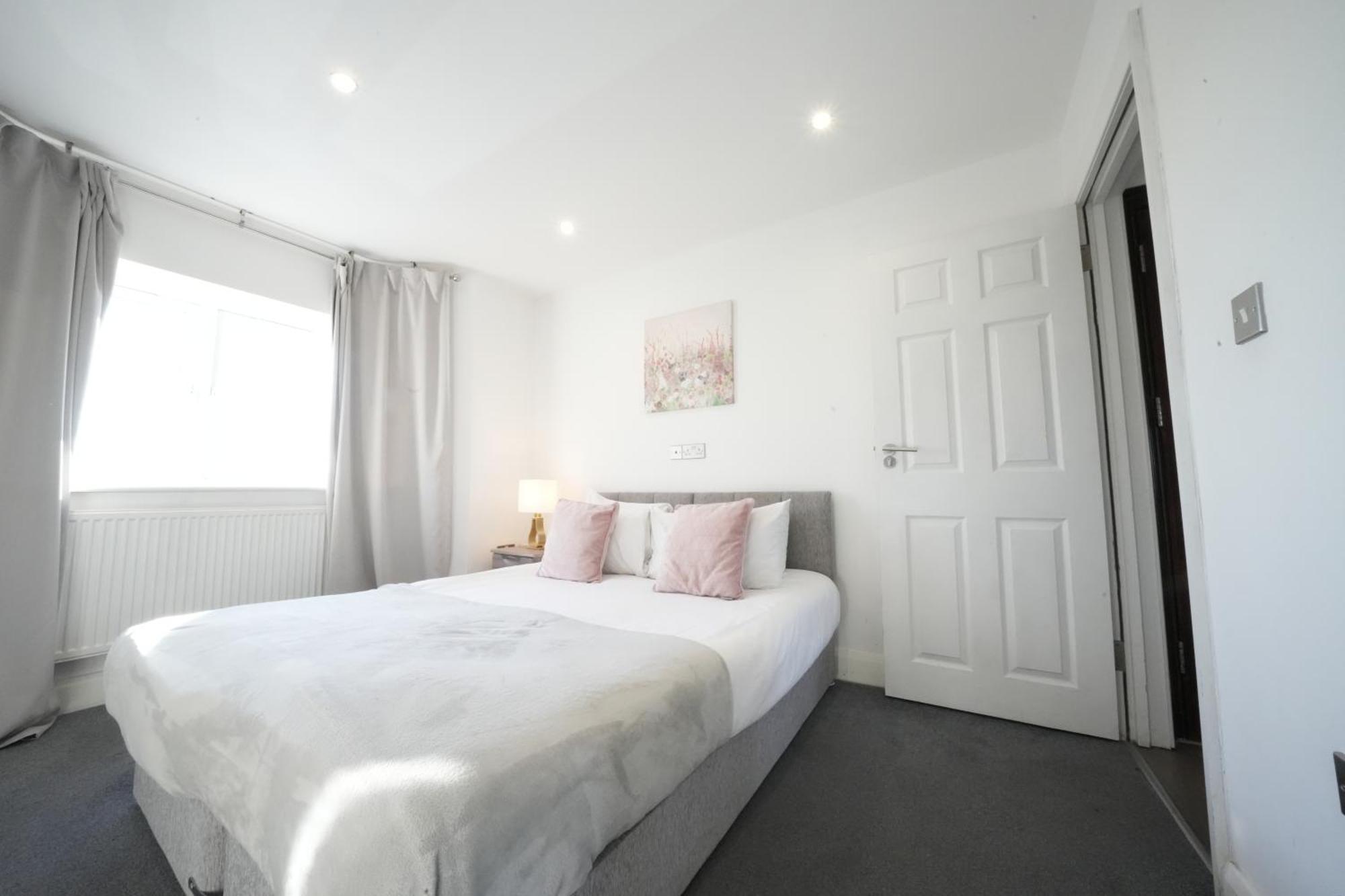 Hatton Heathrow Airport- Free Parking-free Underground To And From Heathrow Airport Hatton Cross Picture-see Fast Hatton Cross To 30min * London