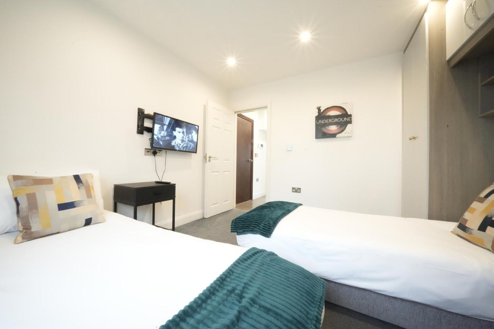 Hatton Heathrow Airport- Free Parking-free Underground To And From Heathrow Airport Hatton Cross Picture-see Fast Hatton Cross To 30min * Londra